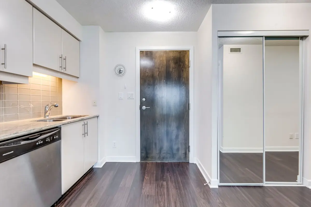 Toronto C01, ON M5J 2Z3,33 Bay ST #1405