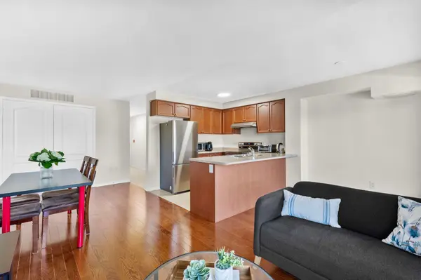 Toronto E04, ON M1L 0E7,649E Warden AVE #27