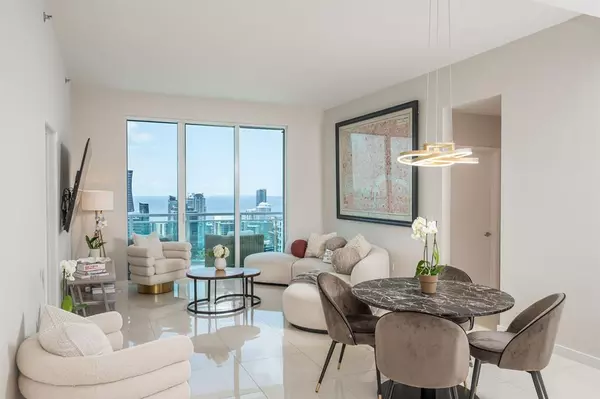 Miami, FL 33131,950 Brickell Bay Dr #5205