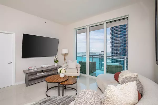 Miami, FL 33131,950 Brickell Bay Dr #5205