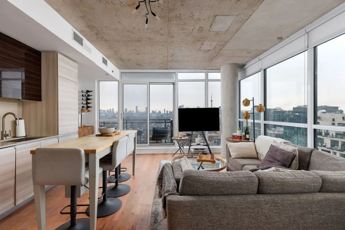 Toronto C01, ON M6J 0E5,20 Minowan Miikan LN #1804