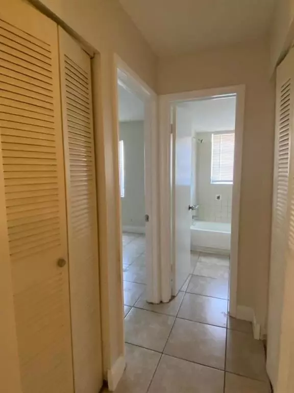 Lauderdale Lakes, FL 33313,4800 NW 24th Ct #D-111