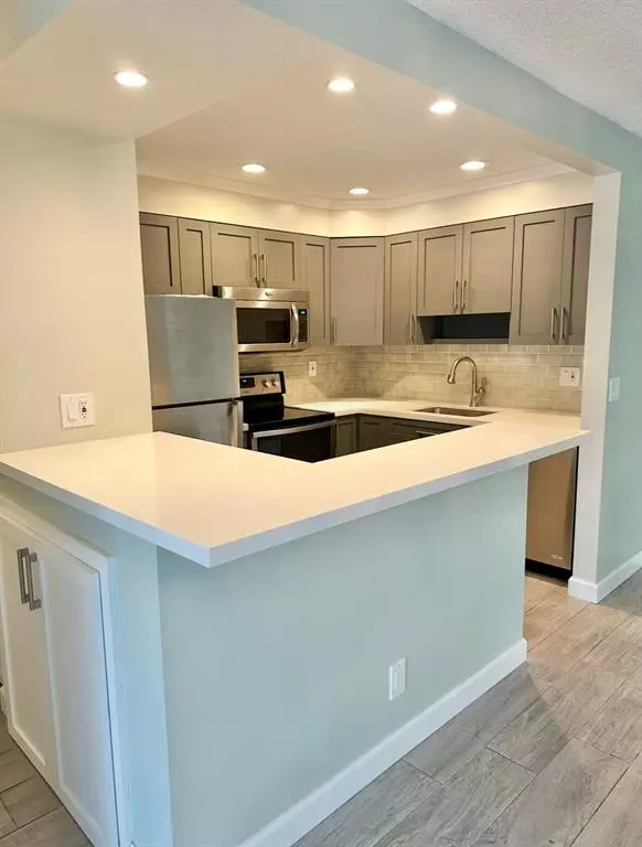 Pompano Beach, FL 33060,130 Cypress Club Dr #323