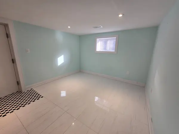 Mississauga, ON L5E 1K7,1078 Sawyer AVE