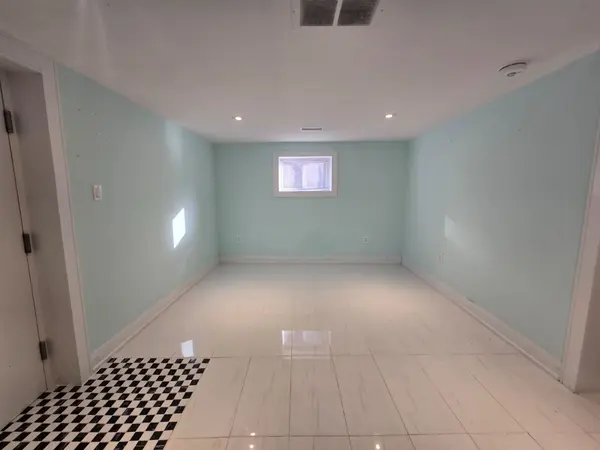 Mississauga, ON L5E 1K7,1078 Sawyer AVE