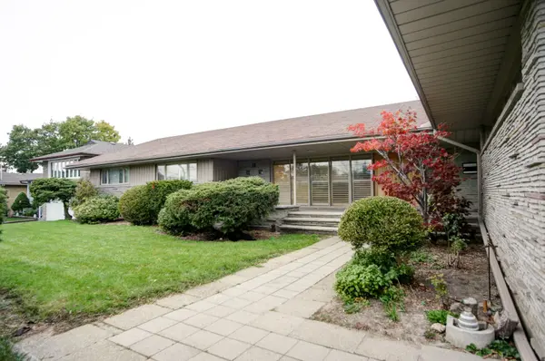 Toronto W04, ON M6B 3M1,16 Carousel CT