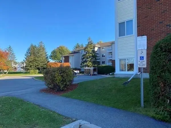 Hunt Club - South Keys And Area, ON K1T 3K1,268 LORRY GREENBERG DR #5