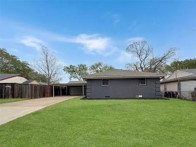 1717 Globe Avenue, Blue Mound, TX 76131
