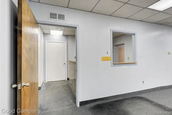 Redford, MI 48240,26095 W 6 Mile RD