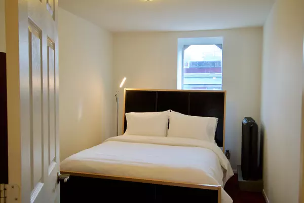 Toronto C01, ON M6J 1J3,1130 Queen ST W #3