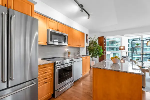 Toronto C01, ON M5V 4A1,209 Fort York BLVD #583