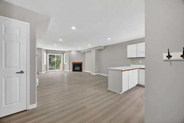 Collingwood, ON L9Y 4S6,15 Watts CRES #9