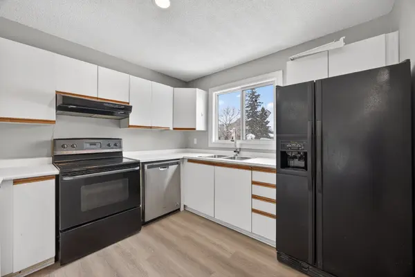 Collingwood, ON L9Y 4S6,15 Watts CRES #9