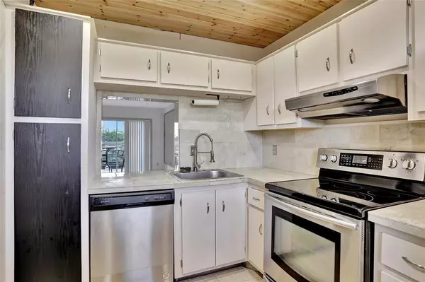 Deerfield Beach, FL 33064,4311 Crystal Lake Dr #421