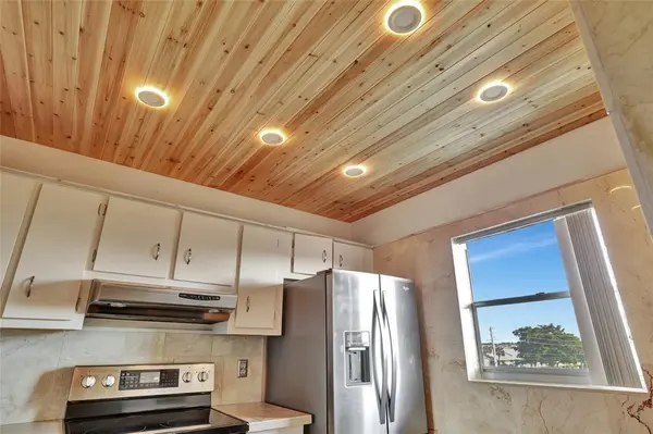 Deerfield Beach, FL 33064,4311 Crystal Lake Dr #421