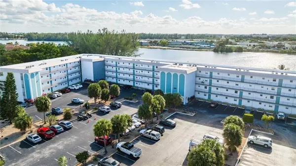 Deerfield Beach, FL 33064,4311 Crystal Lake Dr #421