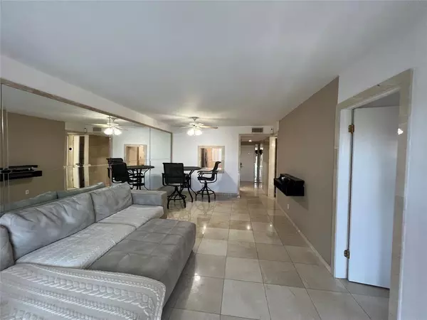 Deerfield Beach, FL 33064,4311 Crystal Lake Dr #421