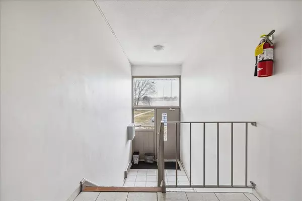 Burlington, ON L7R 3T3,2350 Queensway DR #3