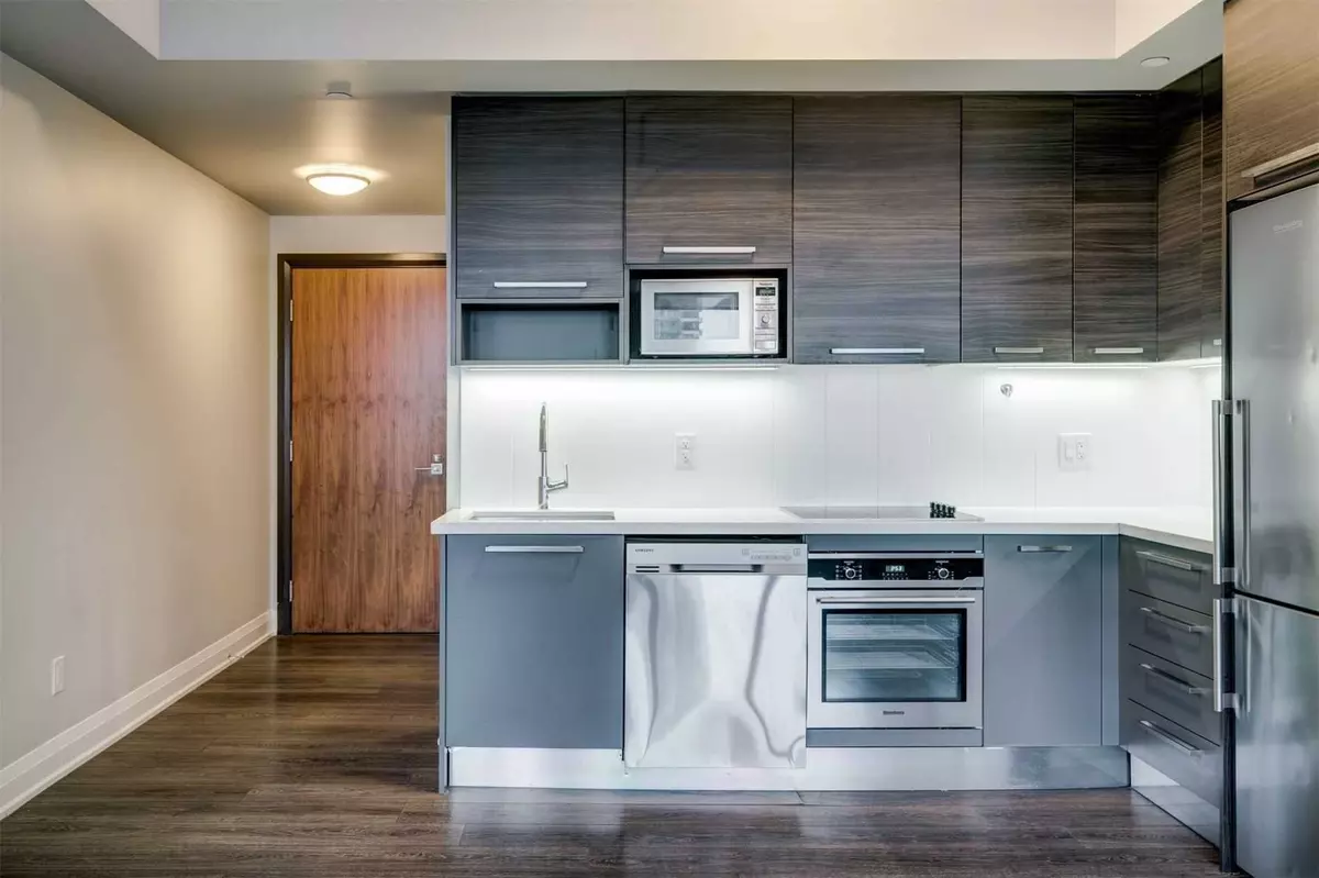 Toronto W06, ON M8V 0E5,36 Park Lawn RD #2110