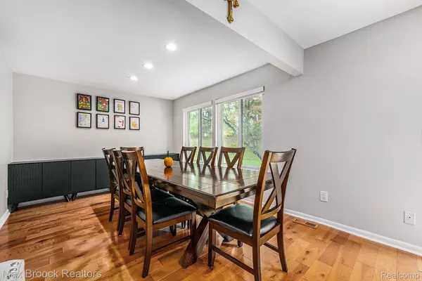 West Bloomfield, MI 48323,4371 Foxpointe DR