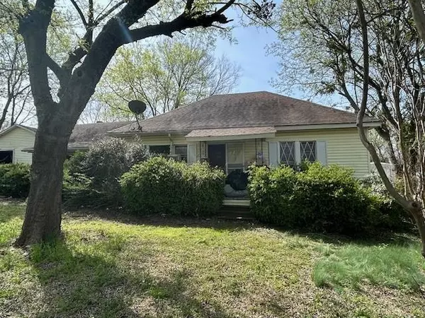 Whitewright, TX 75491,507 W Locust Street