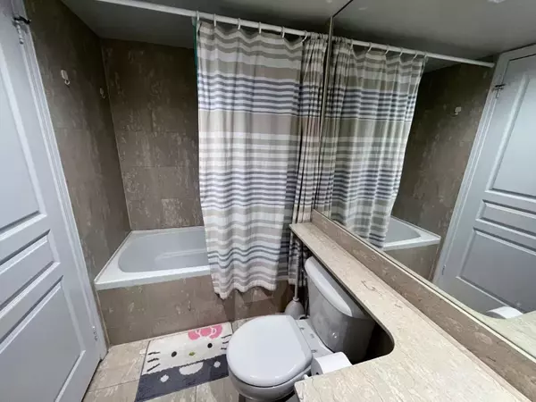 Toronto C01, ON M5H 4E9,140 Simcoe ST #1406