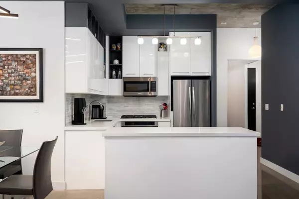 Toronto C01, ON M5V 2L2,19 Brant ST #408