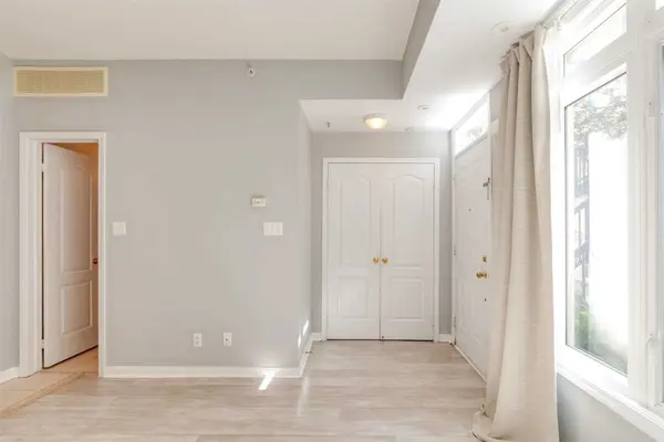 Toronto C01, ON M5T 1B7,78 Carr ST #39