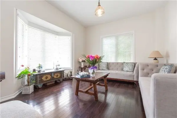 Milton, ON L9T 6T2,1074 Mccuaig DR