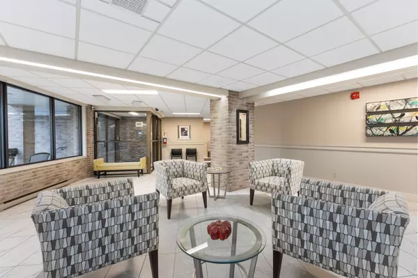 Kingston, ON K7M 7E7,334 Queen Mary RD #206