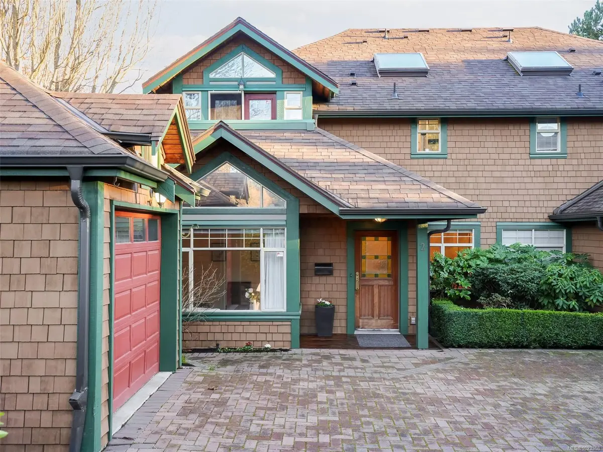 2573 Kilgary Pl #2, Saanich, BC V8W 1J2