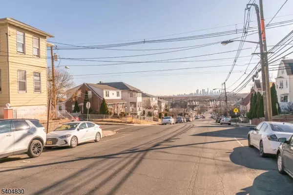 Kearny Town, NJ 07032,211 Bergen Ave #2