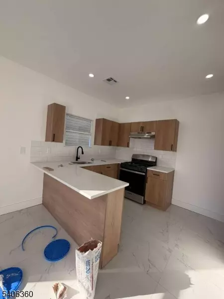 Newark City, NJ 07106,69 Brookdale Ave #3L