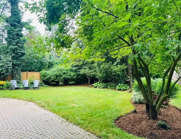 Burlington, ON L7N 1R1,206 Rossmore BLVD