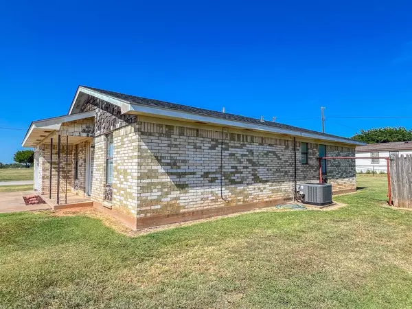 Archer City, TX 76351,400 S Poplar Street