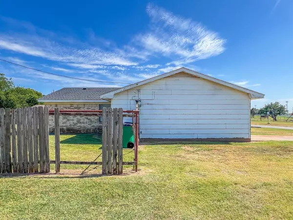 Archer City, TX 76351,400 S Poplar Street