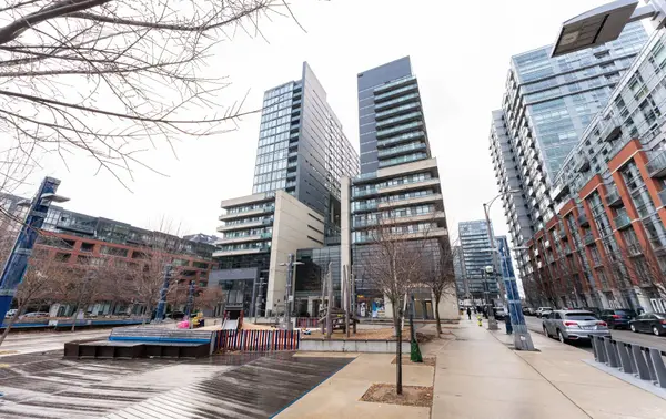 Toronto C01, ON M6J 3G2,36 Lisgar ST #617W