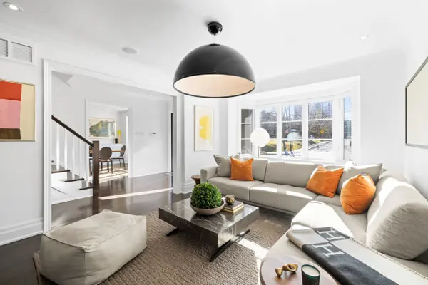 Toronto C03, ON M5P 2Y6,215 Lonsmount DR