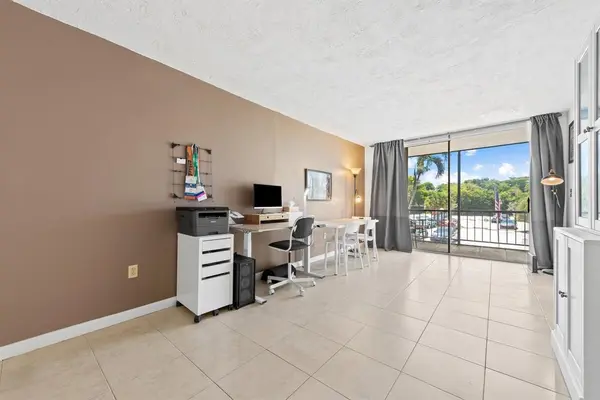 Plantation, FL 33313,7100 NW 17th St #218