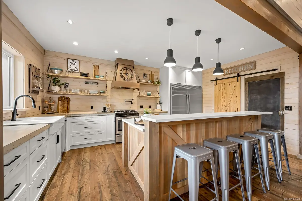 8899 HENDERSON Ave, Black Creek, BC V9J 1A5