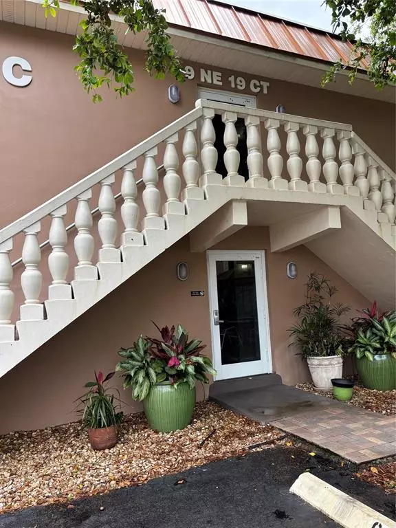 Wilton Manors, FL 33305,9 NE 19 CT #102C