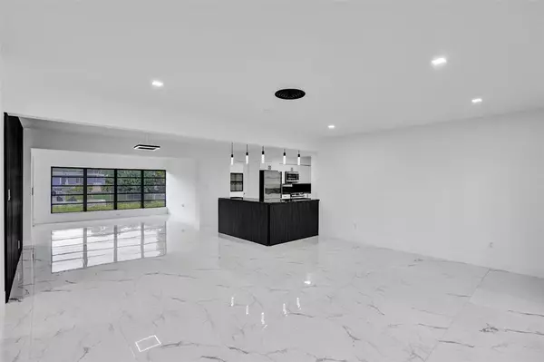 Plantation, FL 33317,5840 SW 14th St