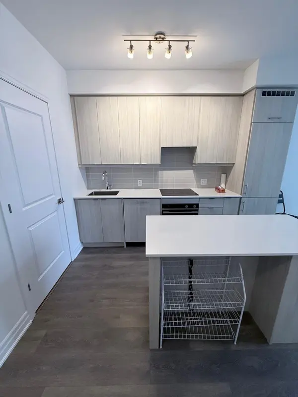 Mississauga, ON L5B 0N3,30 Elm DR #404