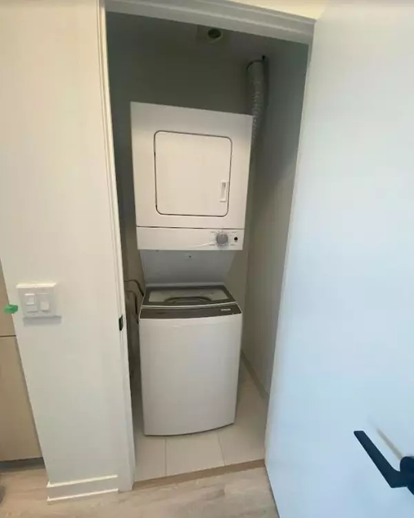 Mississauga, ON L5H 0A7,215 Lakeshore RD #204