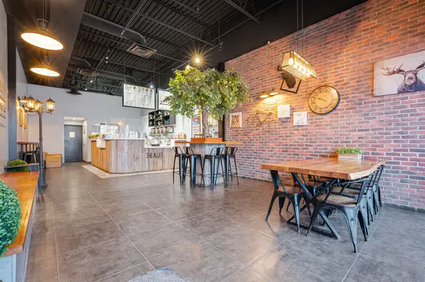 Mississauga, ON L5B 3X9,325 Central Pkwy W #11