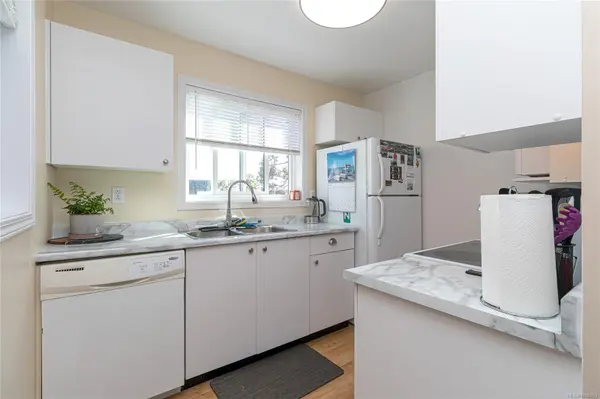 Saanich, BC V8X 1G6,3460 Quadra St #312