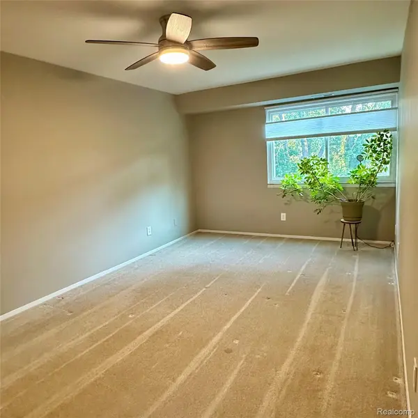 West Bloomfield, MI 48323,3855 Lone Pine RD #301