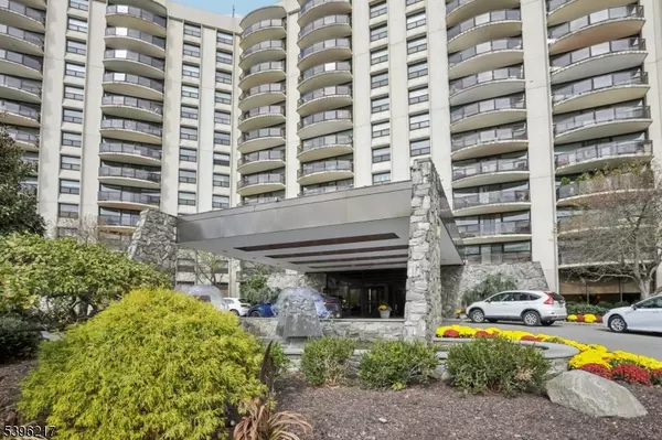 Verona Twp., NJ 07044,2 Claridge Dr #2NW