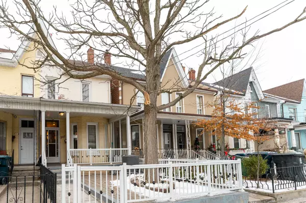 205 Markham ST, Toronto C01, ON M6J 2G7