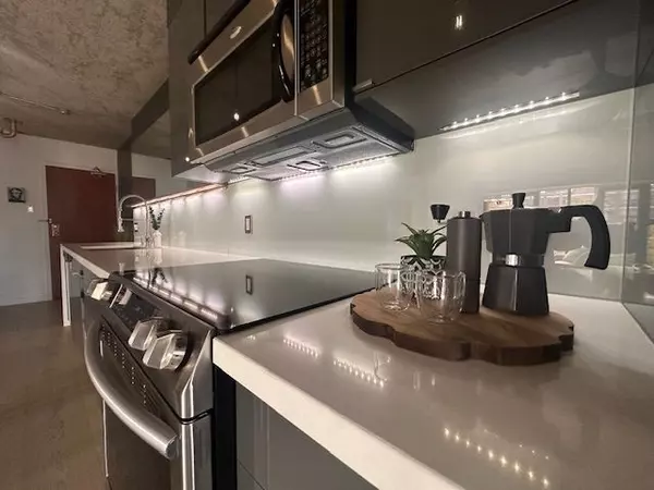 Toronto C01, ON M6G 4A3,456 College ST #211